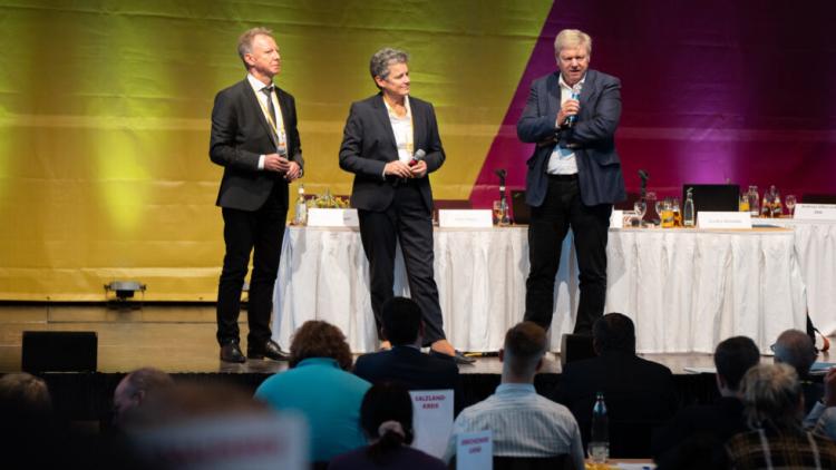 Lydia Hüskens zusammen mit Veit Wolpert und Heinz Pohl beim Kommunalen Konvent der FDP Sachsen-Anhalt